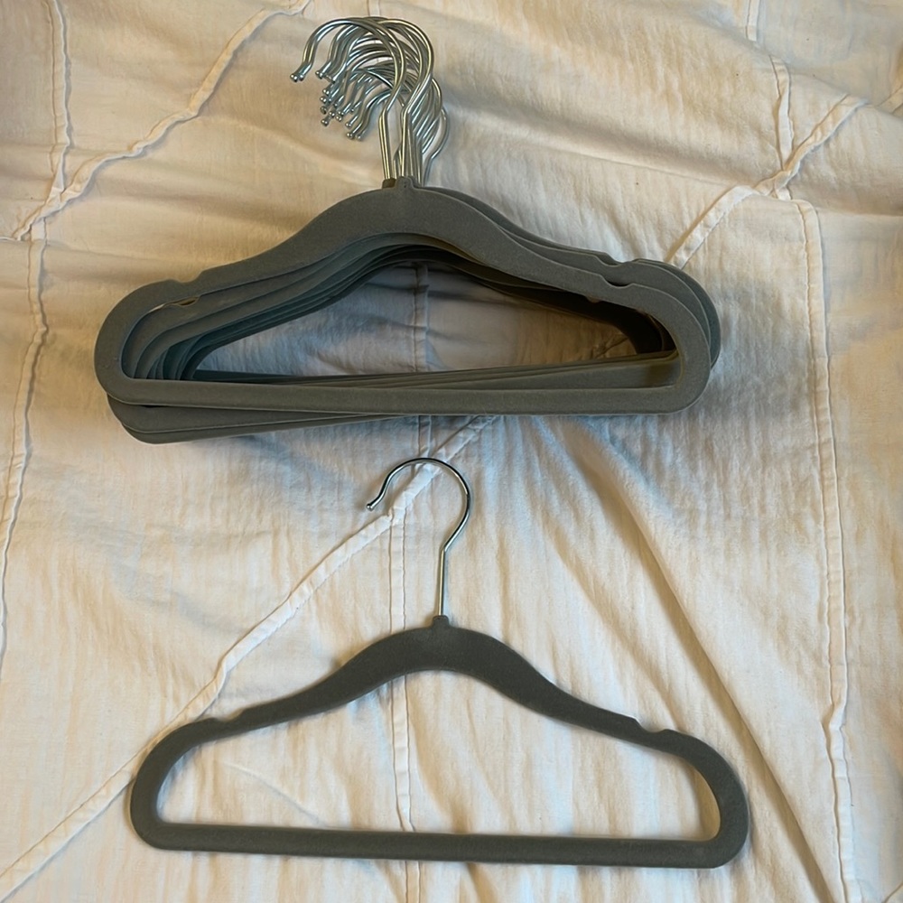 20 grey velvet children’s hangers
